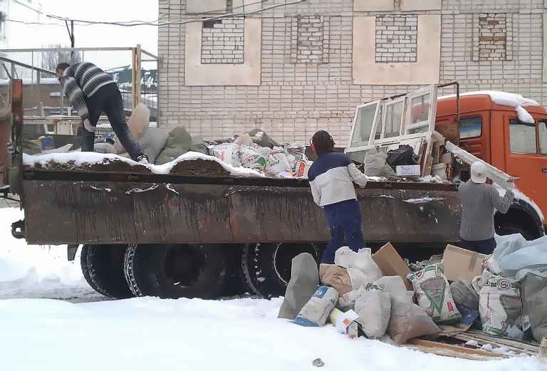 Вывоз мусора из квартиры с грузчиками по Петродворцу