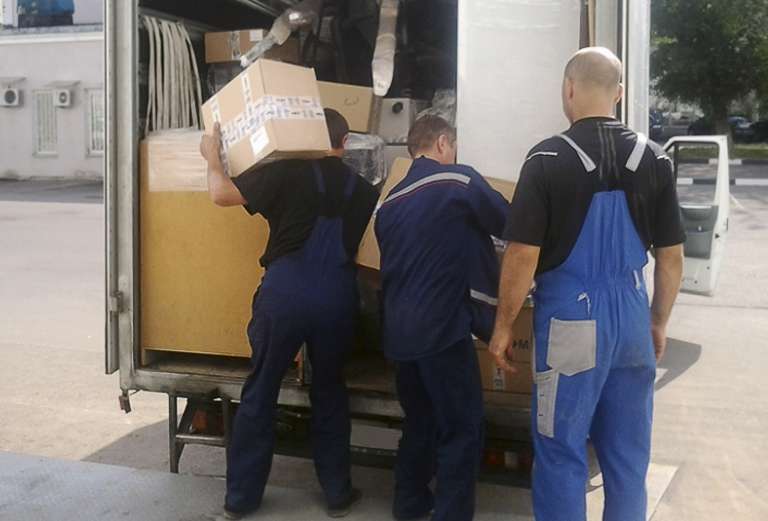 Доставка коробок, стульев, кресел офисных В коробкаха грузчики из Санкт-Петербурга в Пскова